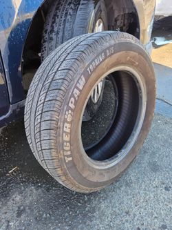 Tire 205 65R15

35 obo like new!!!!     Hablo Español se vende llanta cimo nueva