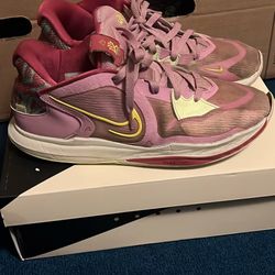 Kyrie low 5 pink