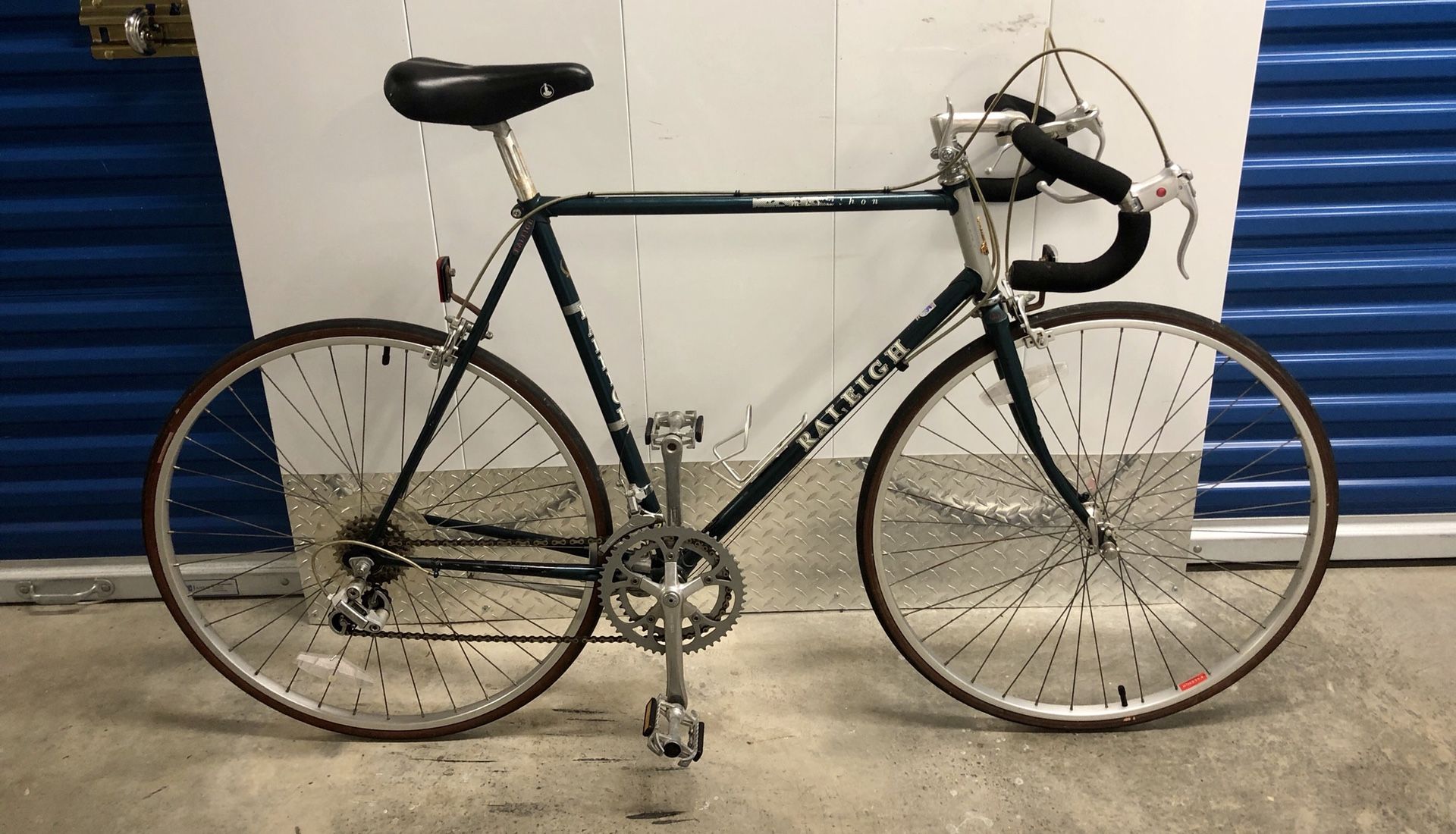 VINTAGE RALEIGH MARATHON 575 SL 12-SPEED ROAD BIKE. EXCELLENT CONDITION!