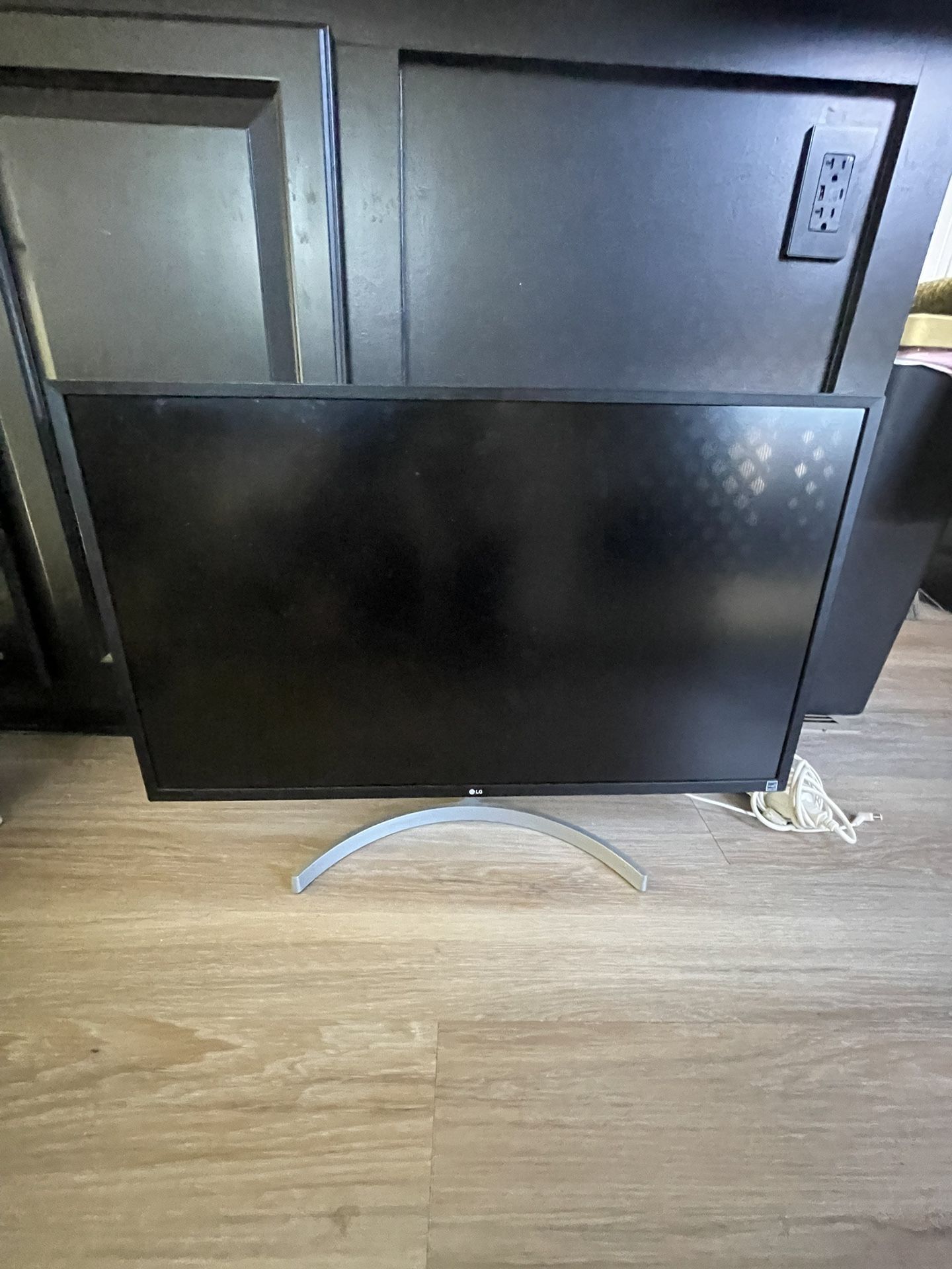 32” 4K LG Monitor 