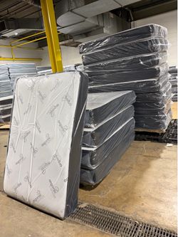 Huge sale for Mattress And Box Twin size #mattress and box 150.$ full 190$ Queen 200$ king 290$. free delivery free set up 708….289…7715… cash or Zell