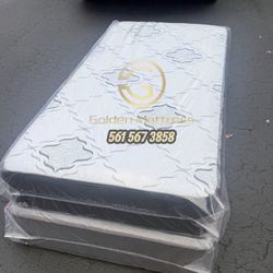 Twin Size Mattress and Box Spring // Delivery Available 🚛