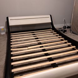 Queen bedframe