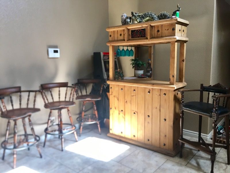 Bar with 4 bar stools