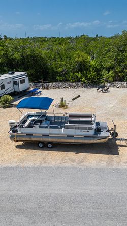 WRS Pontoon good condition  24feet.