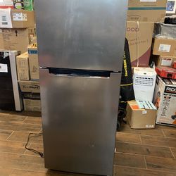 NEW Magic Chef 10.1 cu. ft. Top Freezer Refrigerator in Platinum Steel