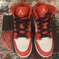 Air Jordan 1 Mid Retro Sneakers  7 Y