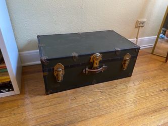 Medium Flat Top Steamer Trunk
