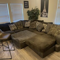 Everything Included ! 3 Hightop Chairs, Ottoman, And Comfortable Large Couch 