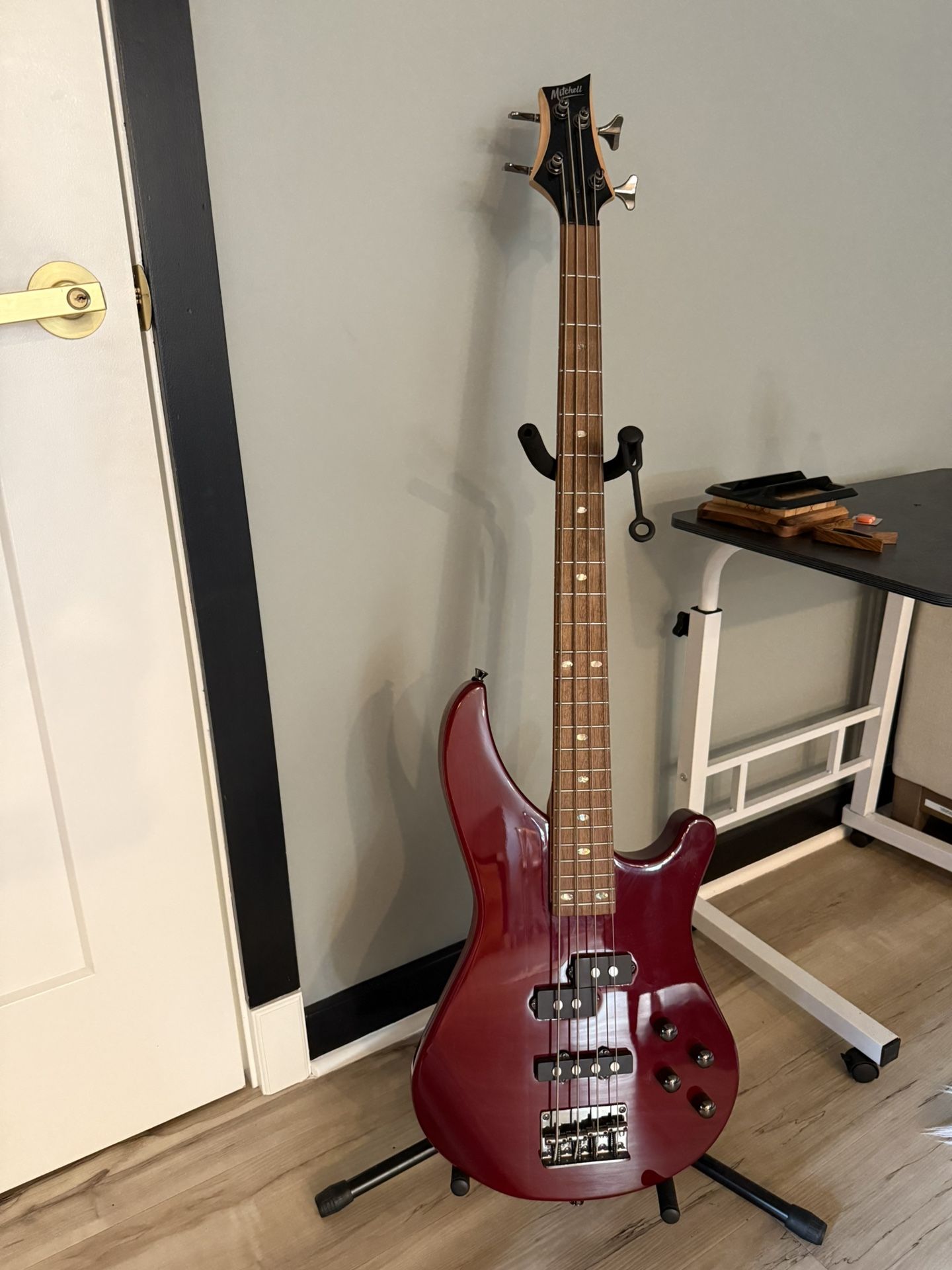 Mitchell MB200 Modern Rock Bass