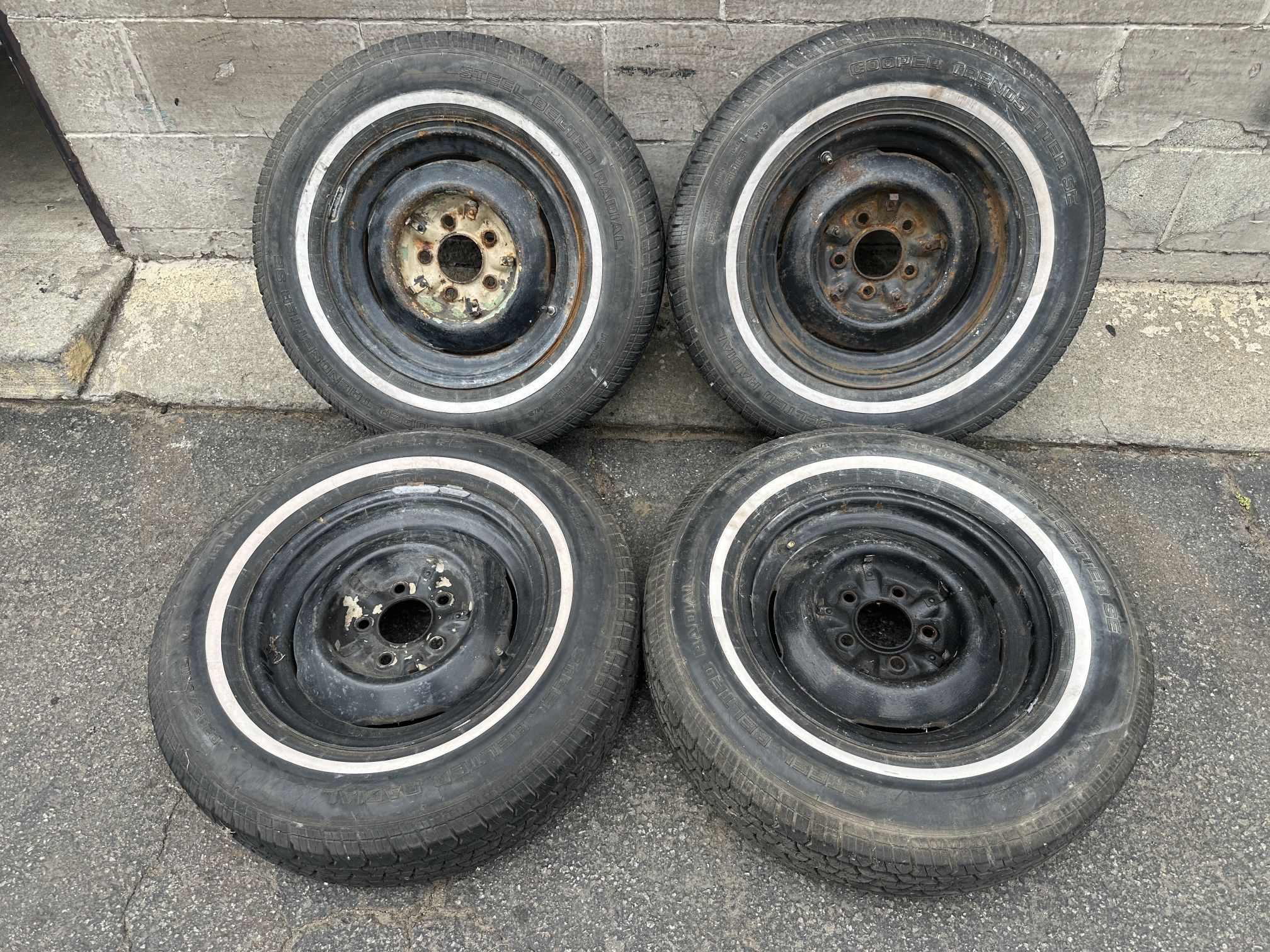 Four matching 15x5 Chevy car wheels with caps. 5 on 4.75 lug 49-53