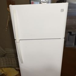 REFRIGERATOR 18 CUBIC FT CAN DELIVER