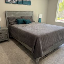Modern Queen Bedroom Set – Like New!