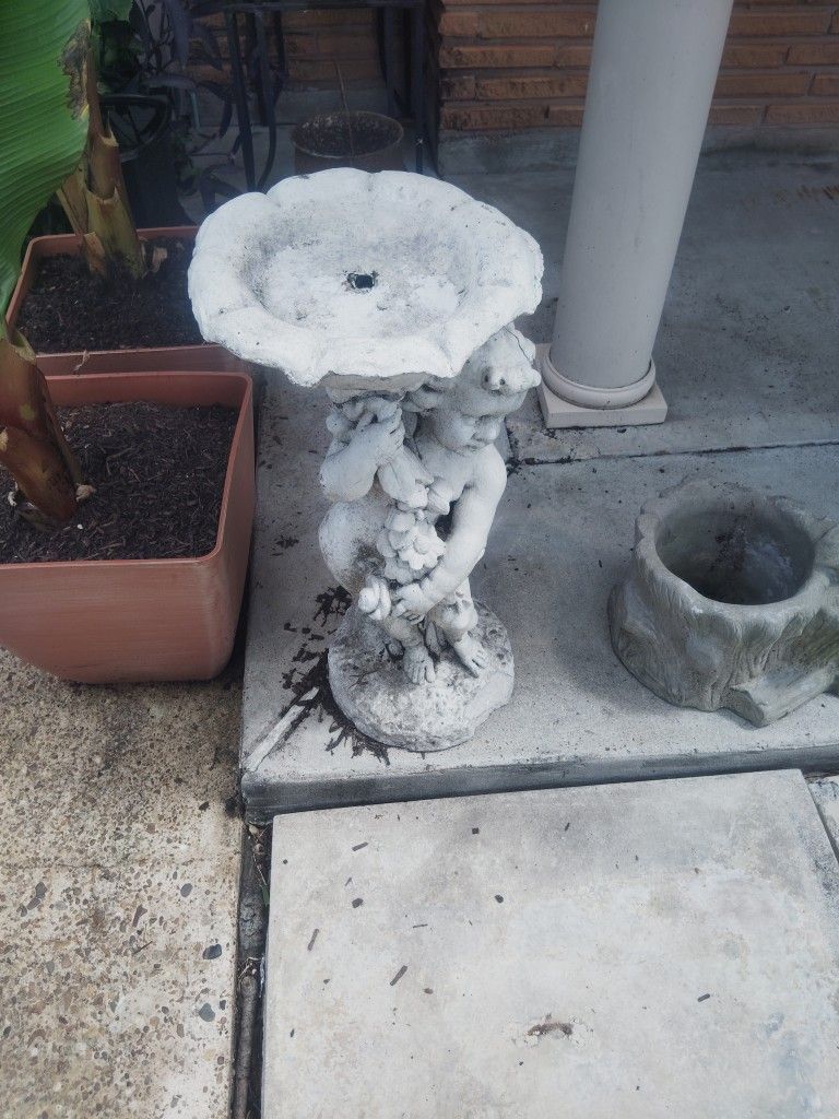 Fountain Emblem Concrete Solid