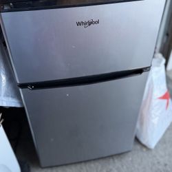 Whirlpool WH31S1E Mini Fridge (3.1 cu.ft.)