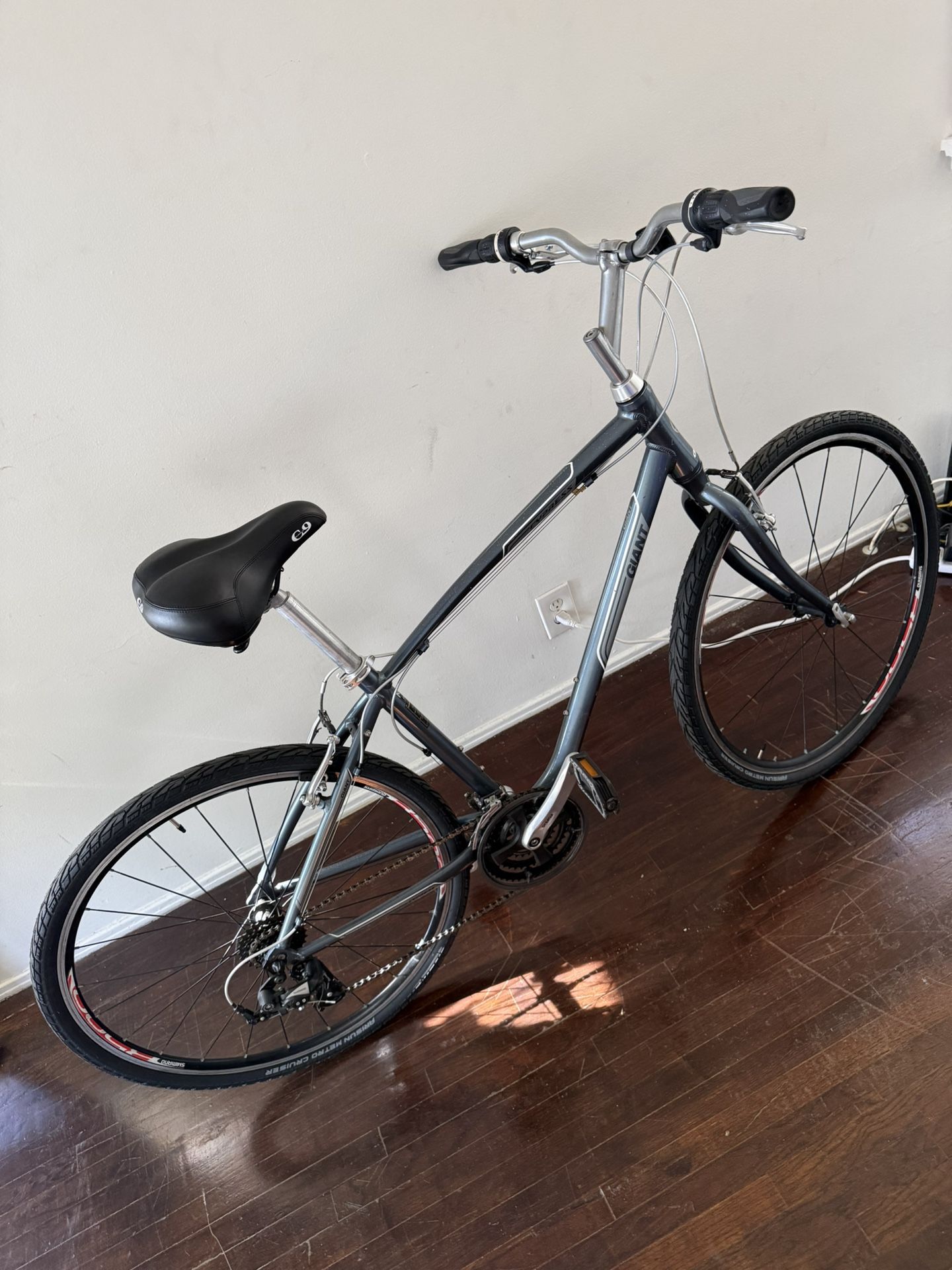 Giant Hybrid Bike – Smooth Ride – Ready to Go