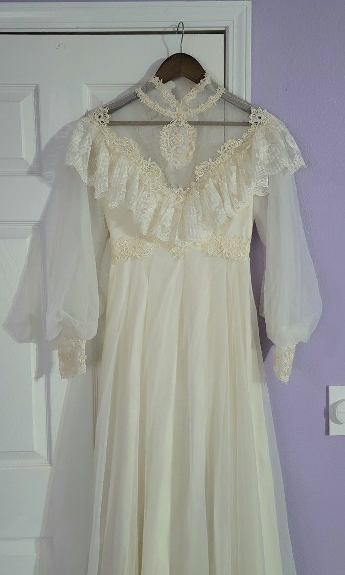 1970s Victorian-Style Wedding Gown 🪽