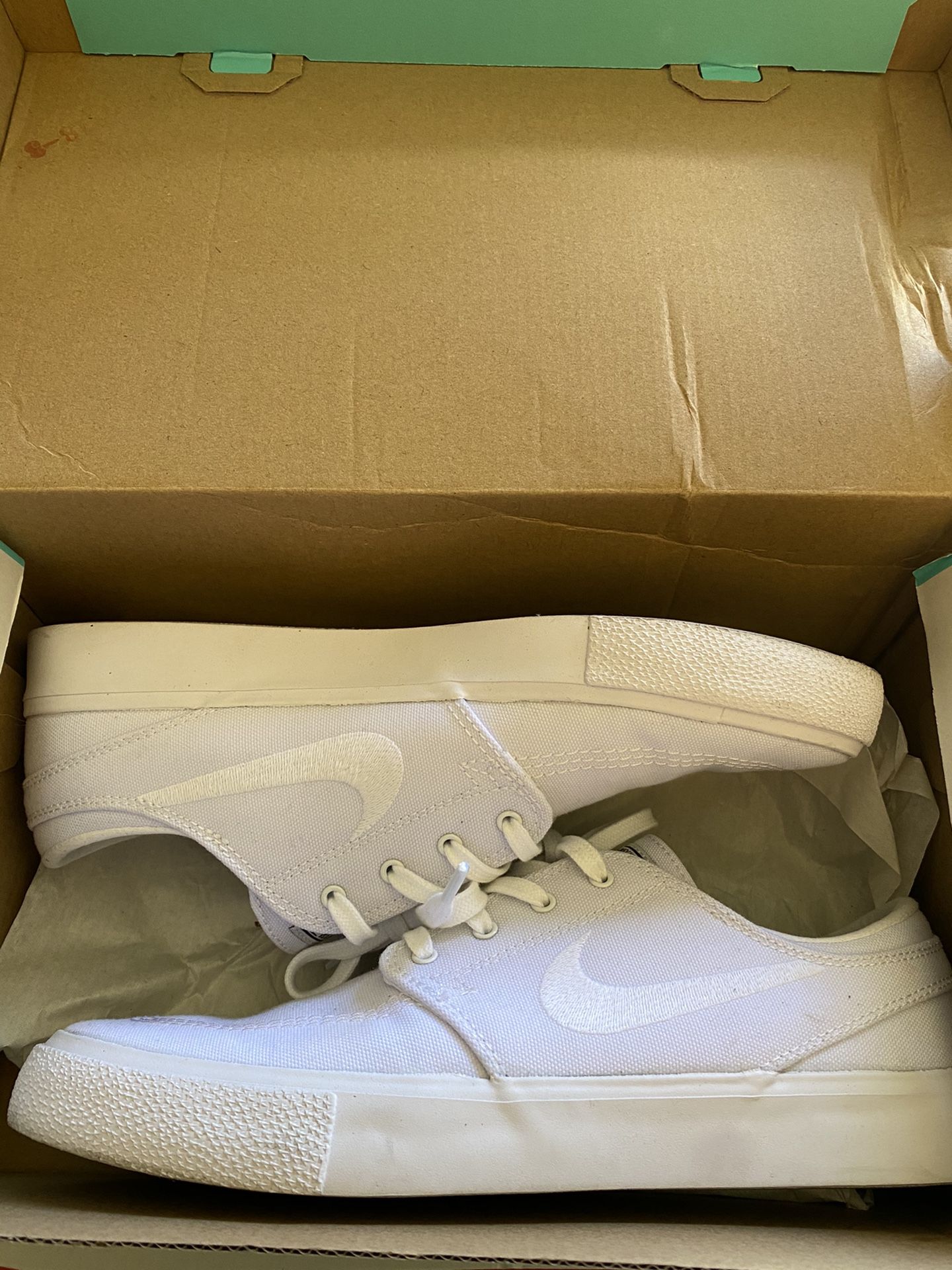 White Nike Janoski’s