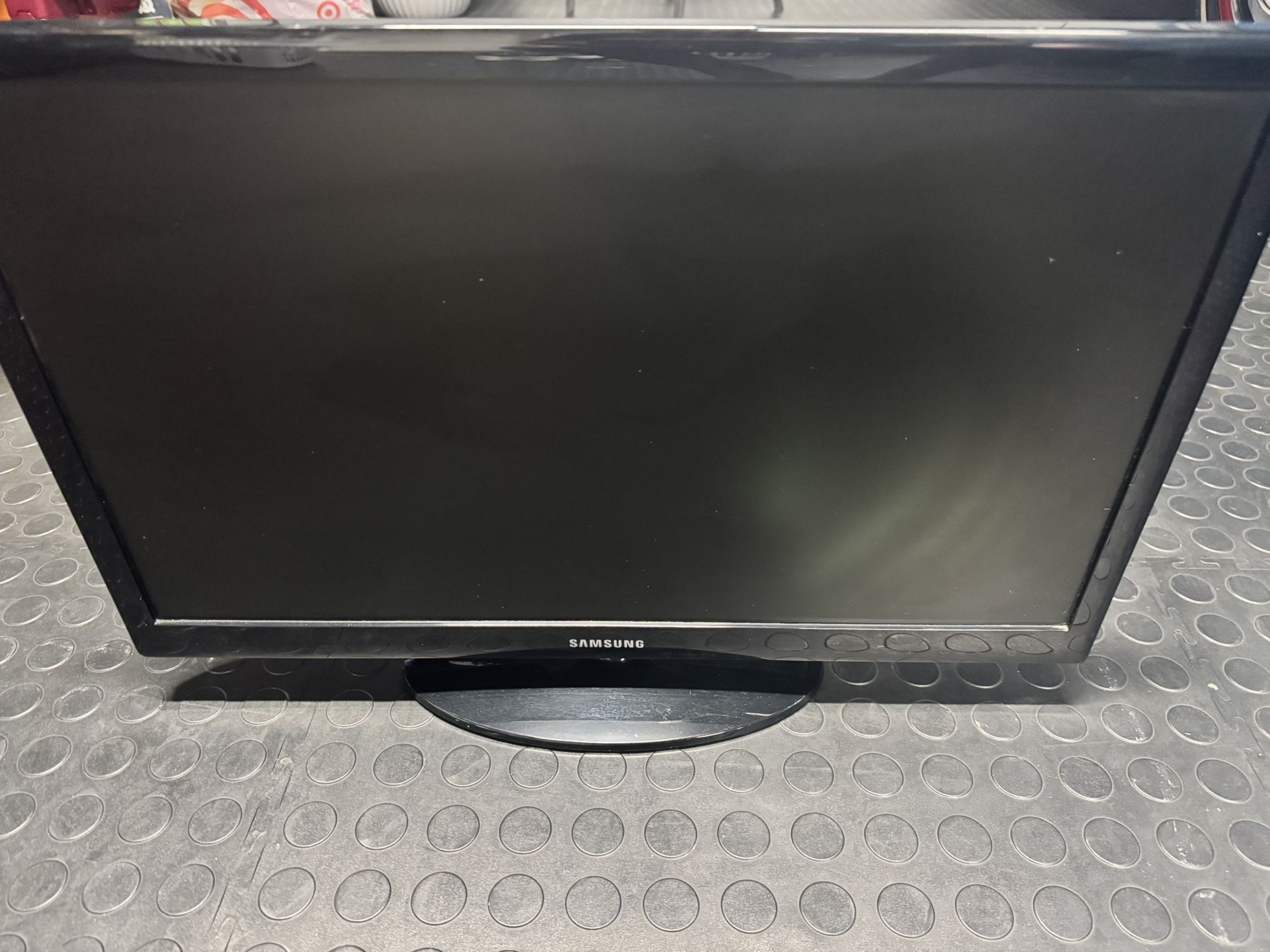 Samsung 22” Tv With Wall Mount