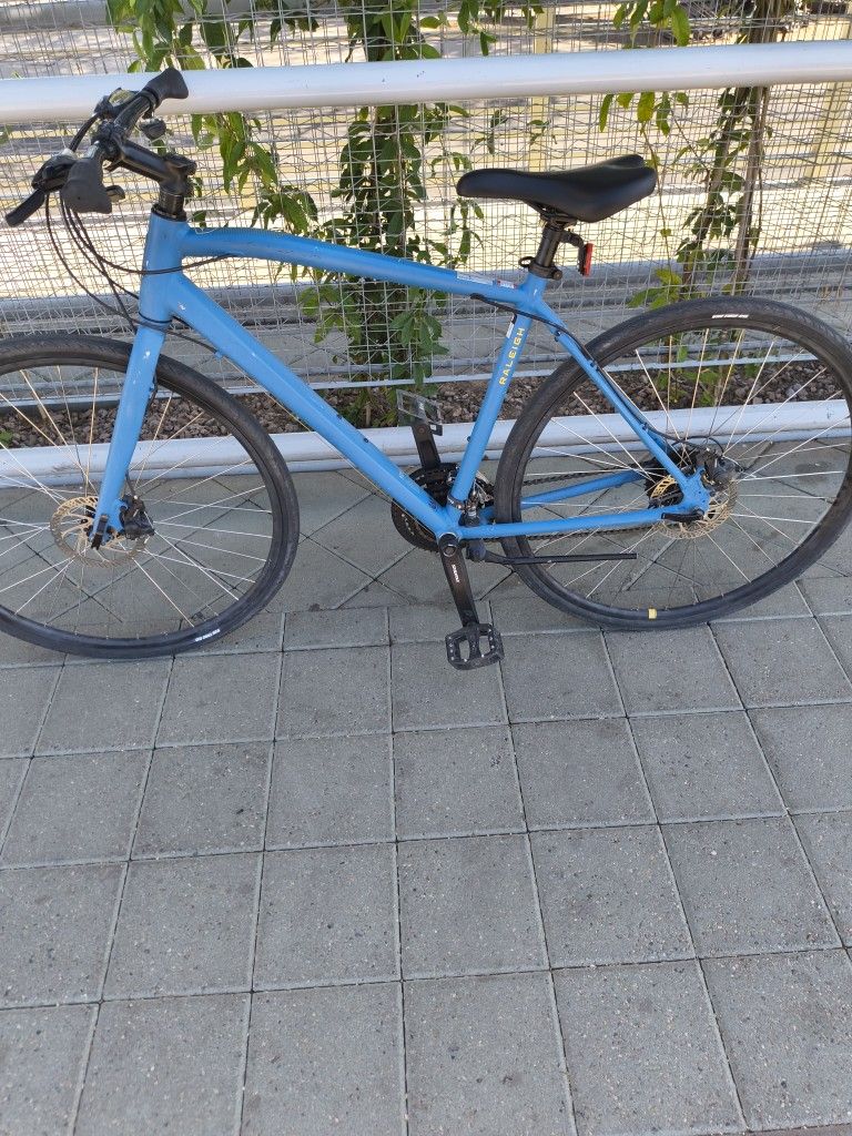 2017 Raleigh Cadent 2 Hybrid Bike