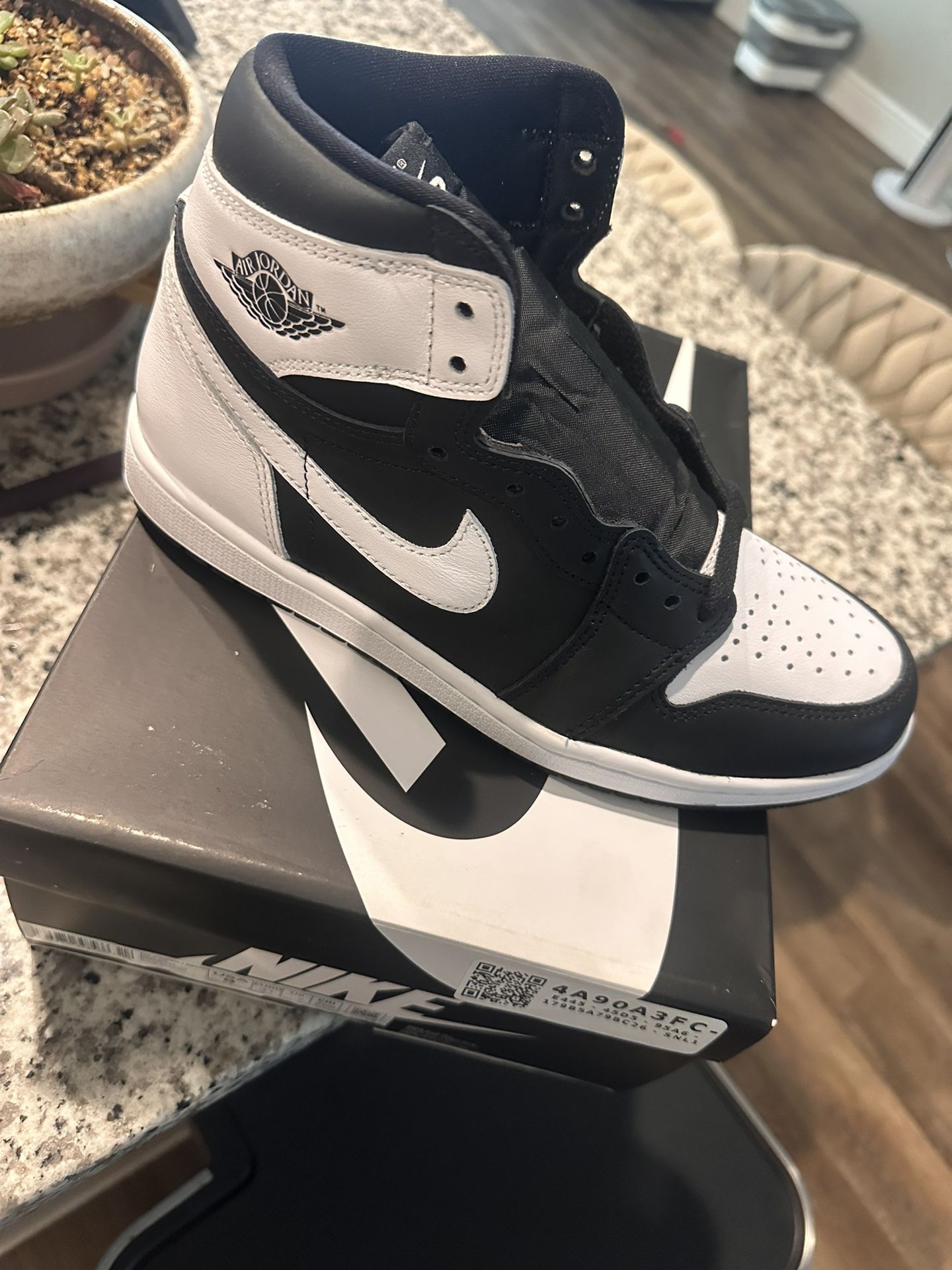 Air Jordan 1 Retro High Black White