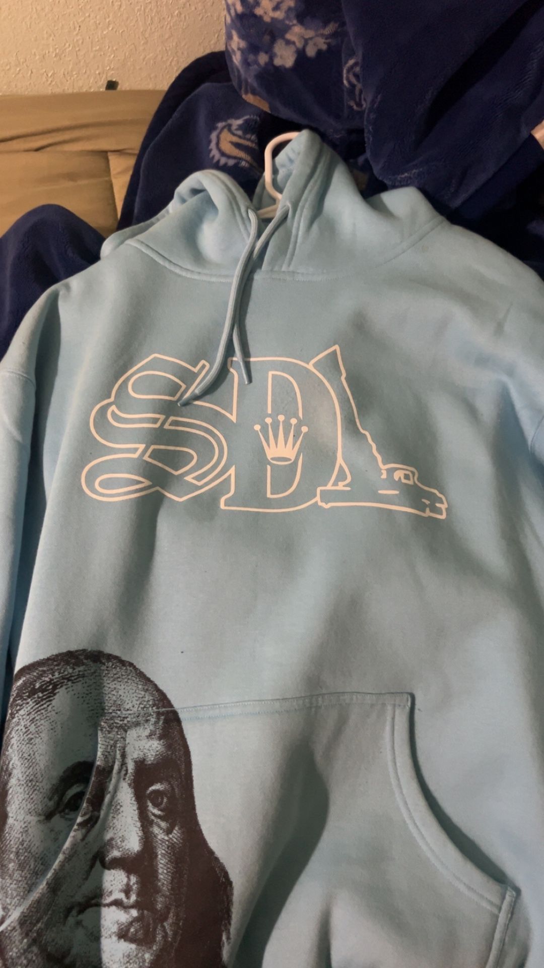 Sdl hoodie Size L Never Worn 60$