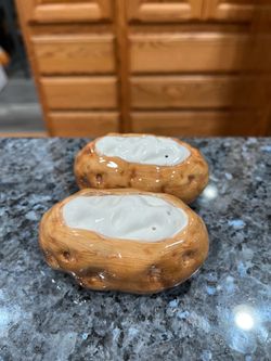 Ceramic Vintage Baked Potatoes with Sour Cream Pair of Salt and Pepper Shakers.  Hand Painted, size approximately 3 1/4 inches long e1 1/2 inches tall