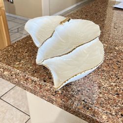 Three-section serving tray/platter with a leaf design from the LENOX Vintage brand.