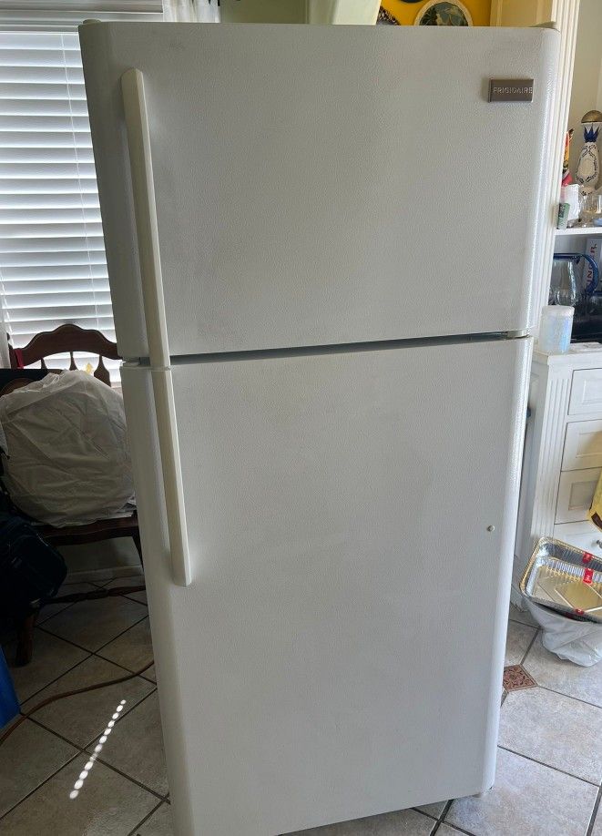 Frigidaire Refrigerator Works Excellent