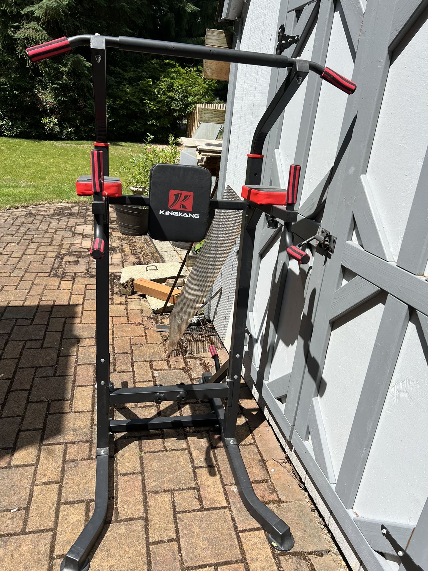 Pull Up / Dip Bar Station.