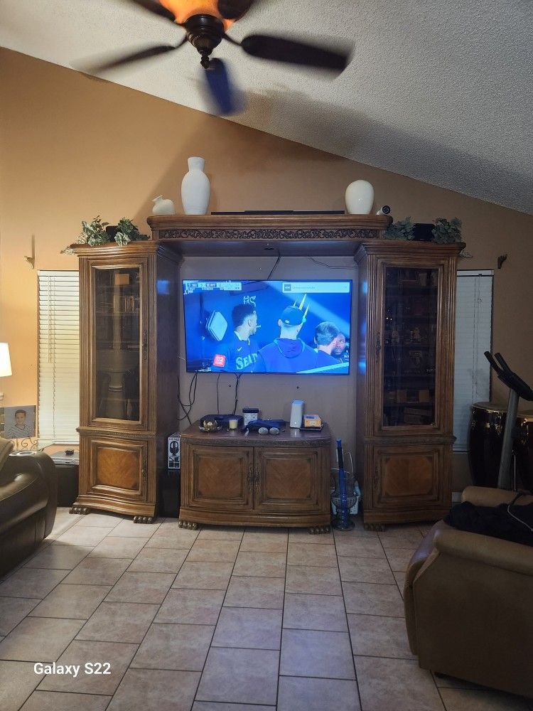 Haverty's Beautiful Entertainment Center With Amber Color Glass Doors Like New.