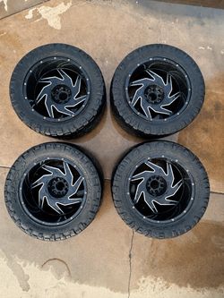 Nitto Ridge Grappler 33x12.50R22 Tires and Rims