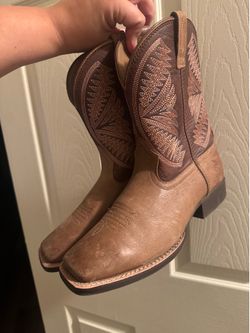 Size 6 Ariat boots