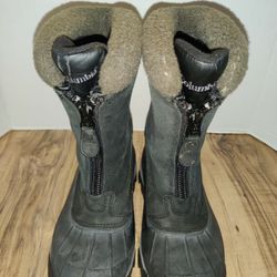 Columbia Snow Boots Bugazip Thermolite Thin Insulation DuPont Certified Size: 7½. Has wear on the tounge area shown in pictures. Sold as is.

