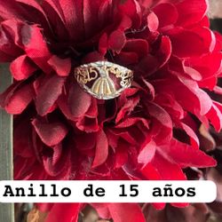 Anillo De  15 Años De 10 Kilates