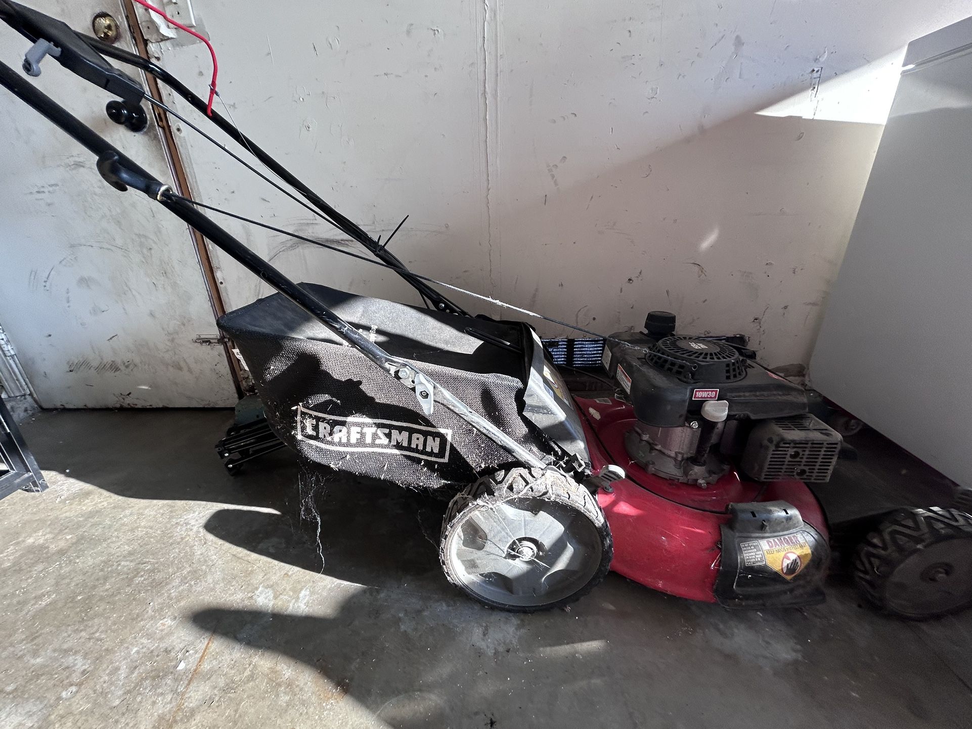 CRAFTSMAN M270 21-in Gas Self-propelled lawn mower with 159-cc CRAFTSMAN Engine
