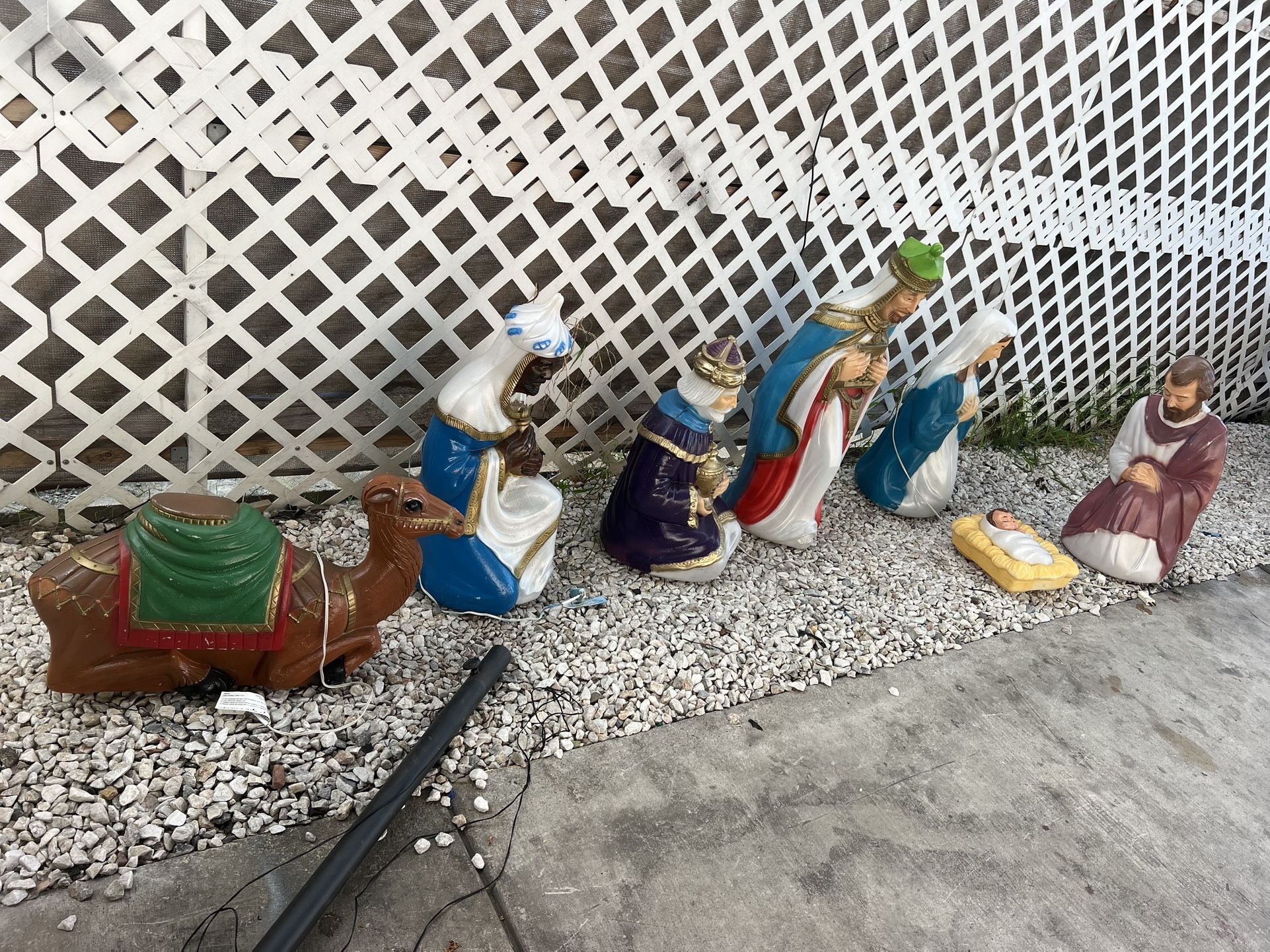 NATIVITY DECORATIONS. 7 PIECES. GOOD CONDITION