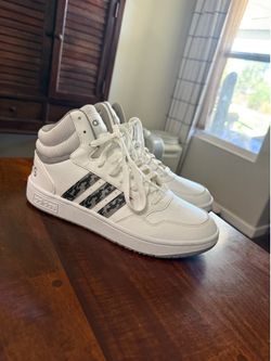 Size men’s 9 Adidas hoops 3.0 mids