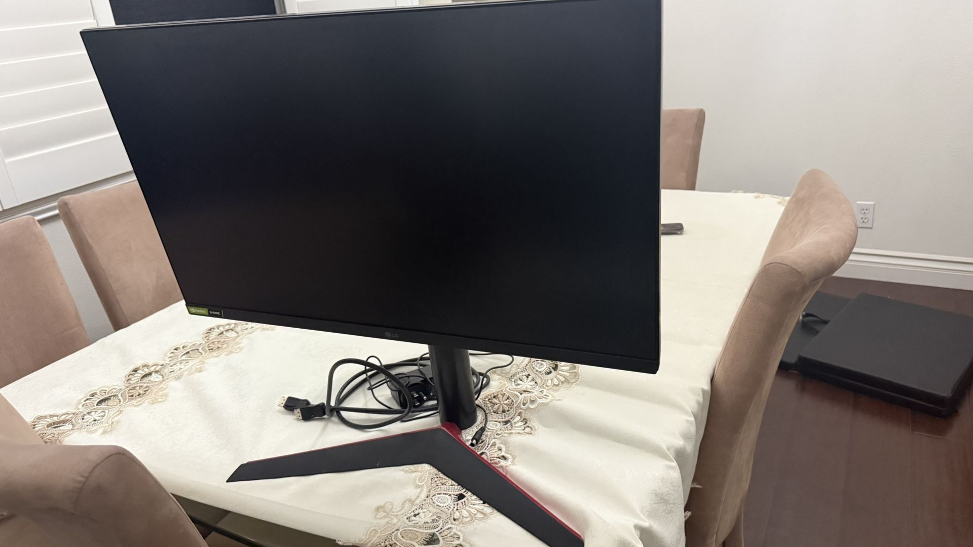 USED LG UltraGear QHD 27-Inch Gaming Monitor 27GL83A-B - IPS 1ms (GtG), with HDR 10 Compatibility, NVIDIA G-SYNC, and AMD FreeSync, 144Hz, Black