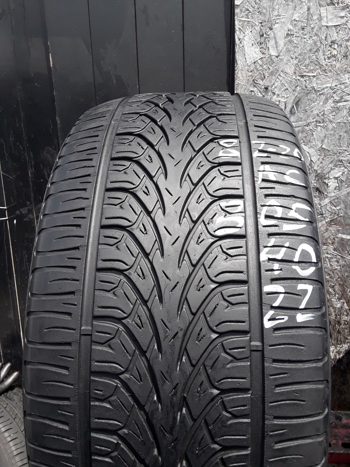 305/40-22 #1 tire