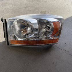 2006 RAM 2500 DRIVER HEADLIGHT. 