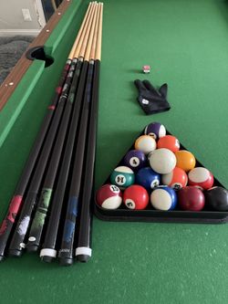 6.5 Ft Mizerak Pool Table With 6 Pool Sticks