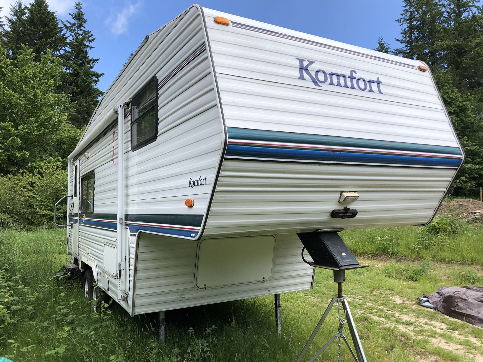 1998 24’ Komfort 5th Wheel/ Travel Trailer Camper