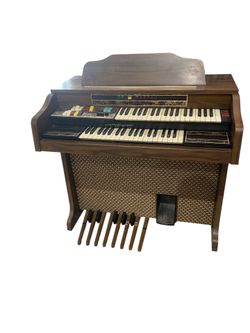 Vintage Thomas Jester 132 electric organ woodgrain finish and a two-tier keyboard 1970’s
