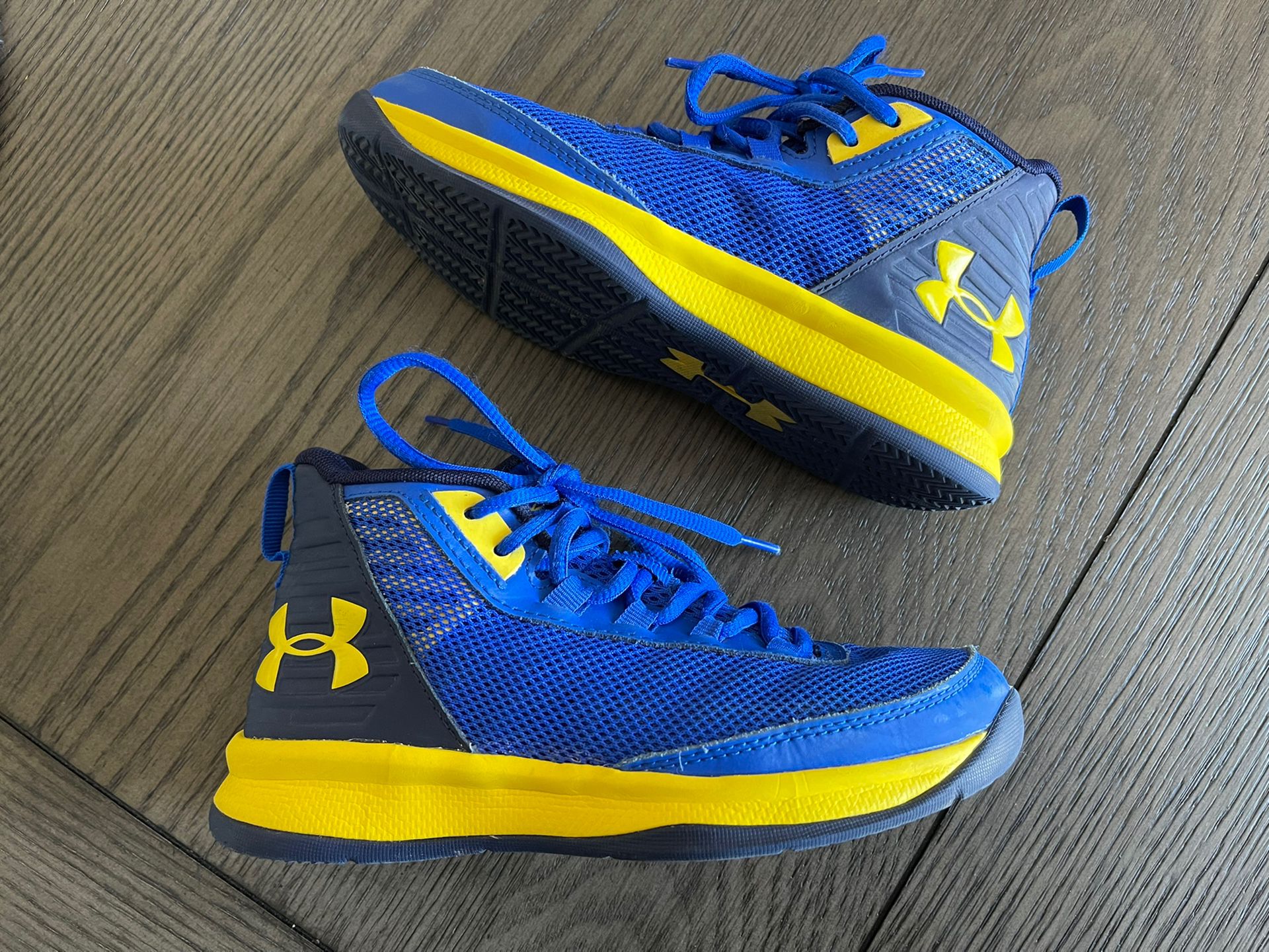 Under Armour Kids Basketball Shoes - Size 2Y.  Great Shoes And Deal.