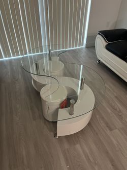 WHITE spiral coffee table W/ White Stools 🤍🤍 FAST DELIVERY!!!