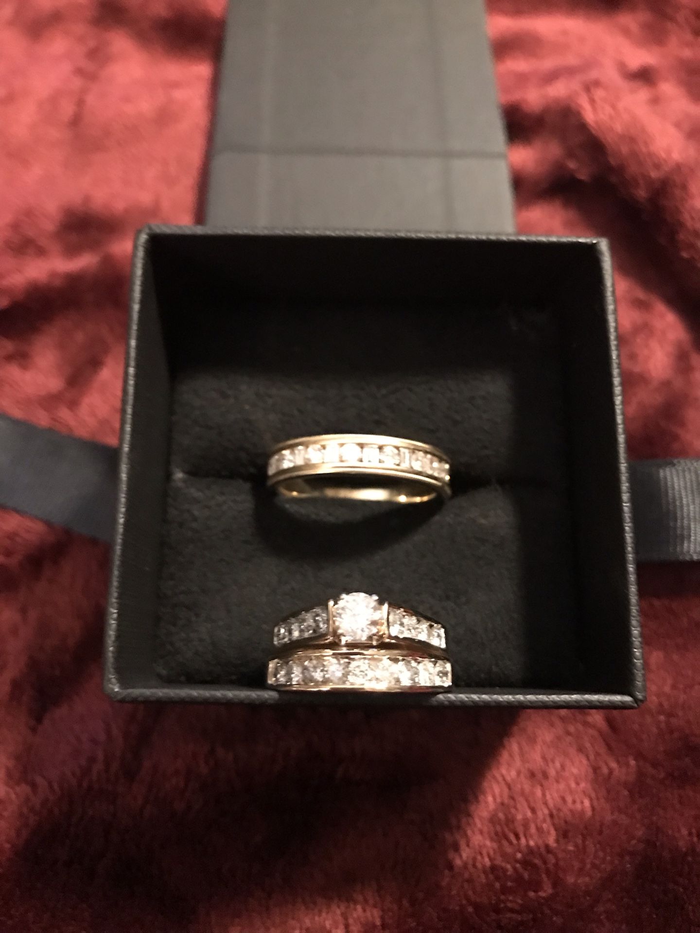 Men’s And Woman Wedding Rings. Real Diamonds .