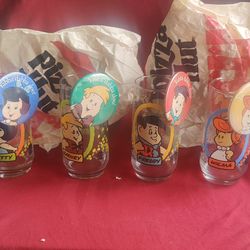 1986 Flintstone Kids Pizza Hut Glasses Full Set of 4! With Bonus Flintstone Buttons! Extremely Rare And Hard To Find.

