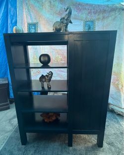Big dresser nice style is heavy style looks beautiful has been painted!!🌺
