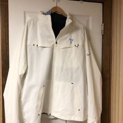 Nike men’s jacket with zip up rain hood and insulate inside